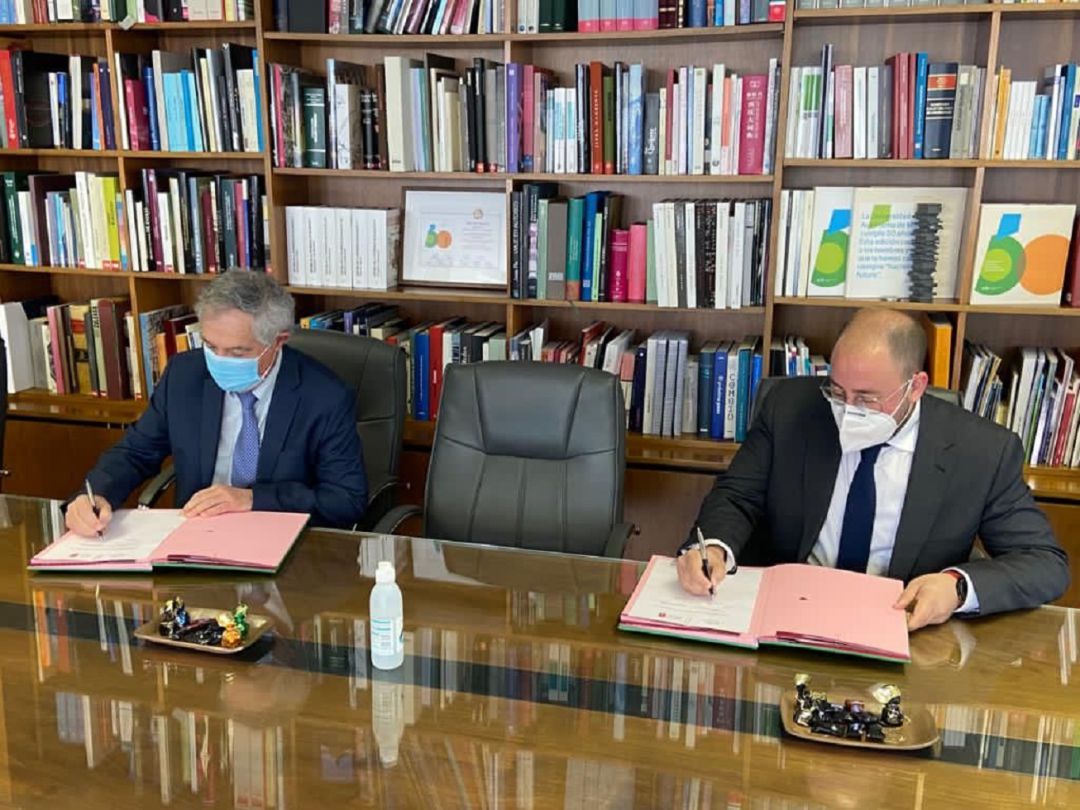 Momento de la firma del convenio entre el alcaldes de Bedmar, Pablo Ruiz Amezcua, a la derecha y el rector de la Universidad Autónoma de Madrid, Rafael Garesse Alarcón Momento de la firma del convenio entre el alcaldes de Bedmar, Pablo Ruiz Amezcua, a la derecha y el rector de la Universidad Autónoma de Madrid, Rafael Garesse Alarcón