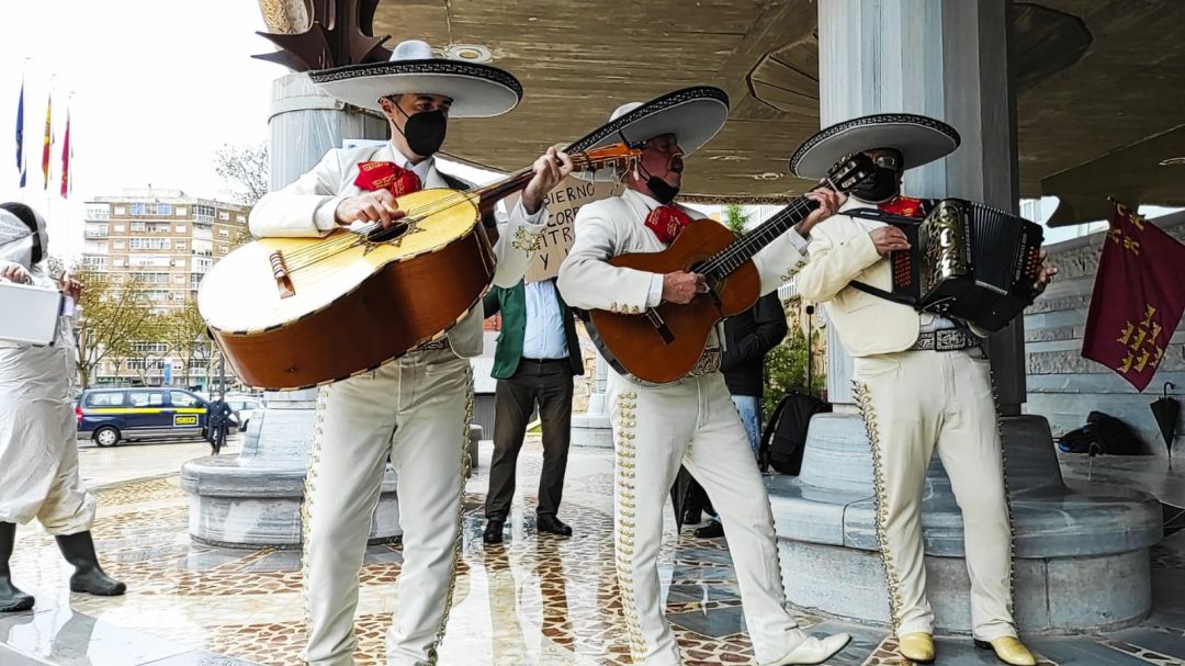 Un grupo de mariachis ha puesto el broche final a la moción de censura Un grupo de mariachis ha puesto el broche final a la moción de censura