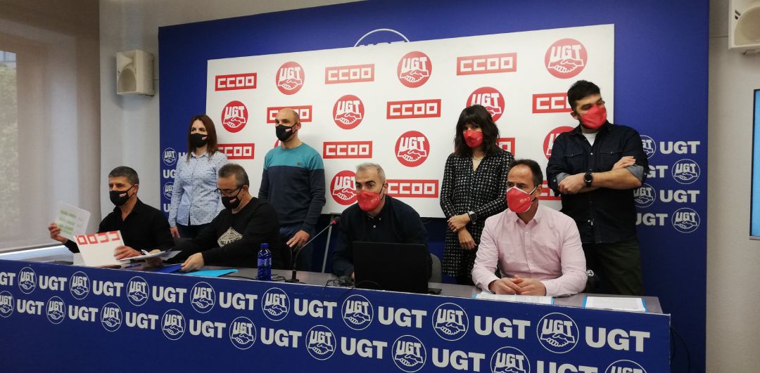 (En el centro): Eugenio Duque, CCOO; y Alfredo Morales (UGT), presidente del comité de empresa de VW Navarra
(En el centro): Eugenio Duque, CCOO; y Alfredo Morales (UGT), presidente del comité de empresa de VW Navarra