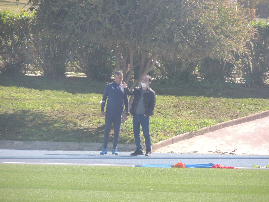 El míster y el hombre que diseñó la plantilla, juntos en el entrenamiento. El míster y el hombre que diseñó la plantilla, juntos en el entrenamiento.