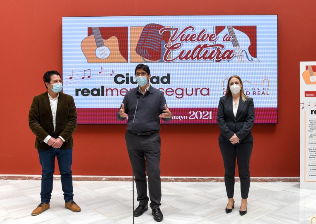 Jose Manuel Caballero, presidente de la Diputación junto a sus vicepresidentes, dando a conocer la nueva edición de "Ciudad Real realmente segura" Jose Manuel Caballero, presidente de la Diputación junto a sus vicepresidentes, dando a conocer la nueva edición de "Ciudad Real realmente segura"