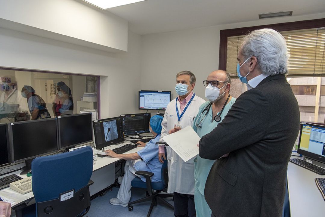El consejero de Sanidad, Enrique Ruiz Escudero, (d) ha visitado este miércoles el nuevo equipamiento mixto, que ha supuesto una inversión de 671.550 euros. Junto a él (i), Agustín Pastor, jefe de Sección de Cardiología y (c) Joaquín Jesús Alonso Martín, jefe de Servicio de Cardiología. El consejero de Sanidad, Enrique Ruiz Escudero, (d) ha visitado este miércoles el nuevo equipamiento mixto, que ha supuesto una inversión de 671.550 euros. Junto a él (i), Agustín Pastor, jefe de Sección de Cardiología y (c) Joaquín Jesús Alonso Martín, jefe de Servicio de Cardiología.