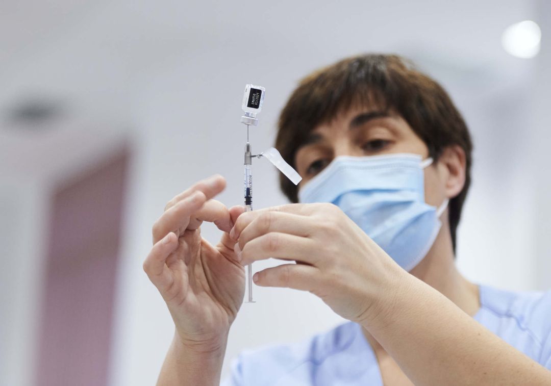 Una trabajadora sanitaria sostiene una jeringuilla con la segunda dosis de la vacuna de Pfizer-BioNTech contra la Covid-19 en el Hospital Universitario Marqués de Valdecilla. Una trabajadora sanitaria sostiene una jeringuilla con la segunda dosis de la vacuna de Pfizer-BioNTech contra la Covid-19 en el Hospital Universitario Marqués de Valdecilla.