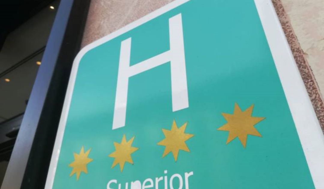 Distintivo acreditativo de un hotel de cuatro estrellas Distintivo acreditativo de un hotel de cuatro estrellas