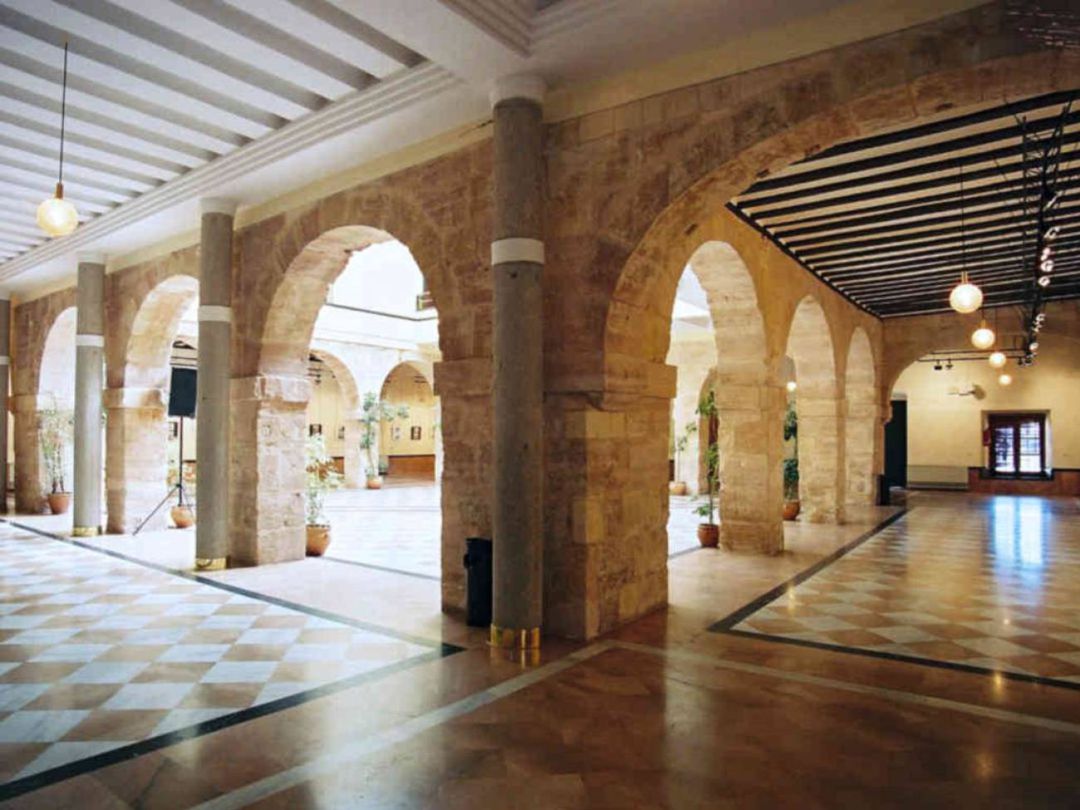 Claustro del consistorio Claustro del consistorio