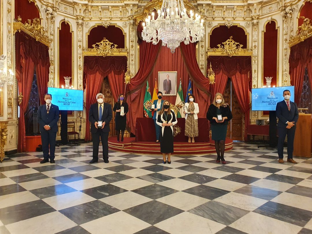 Los premiados con las medallas de la provincia junto con la presidenta de la Diputación de Cádiz, Irene García, y los dos vicepresidentes del ente provincial, José María Román y Mario Fernández Los premiados con las medallas de la provincia junto con la presidenta de la Diputación de Cádiz, Irene García, y los dos vicepresidentes del ente provincial, José María Román y Mario Fernández