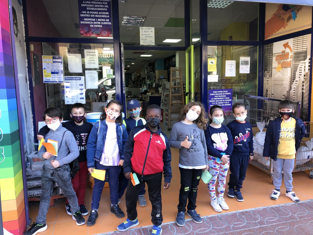 Entrega de cartas al comercio local dentro de la campaña "Queremos un futuro en nuestra ciudad" del CEIP Andalucía de Linares. Entrega de cartas al comercio local dentro de la campaña "Queremos un futuro en nuestra ciudad" del CEIP Andalucía de Linares.