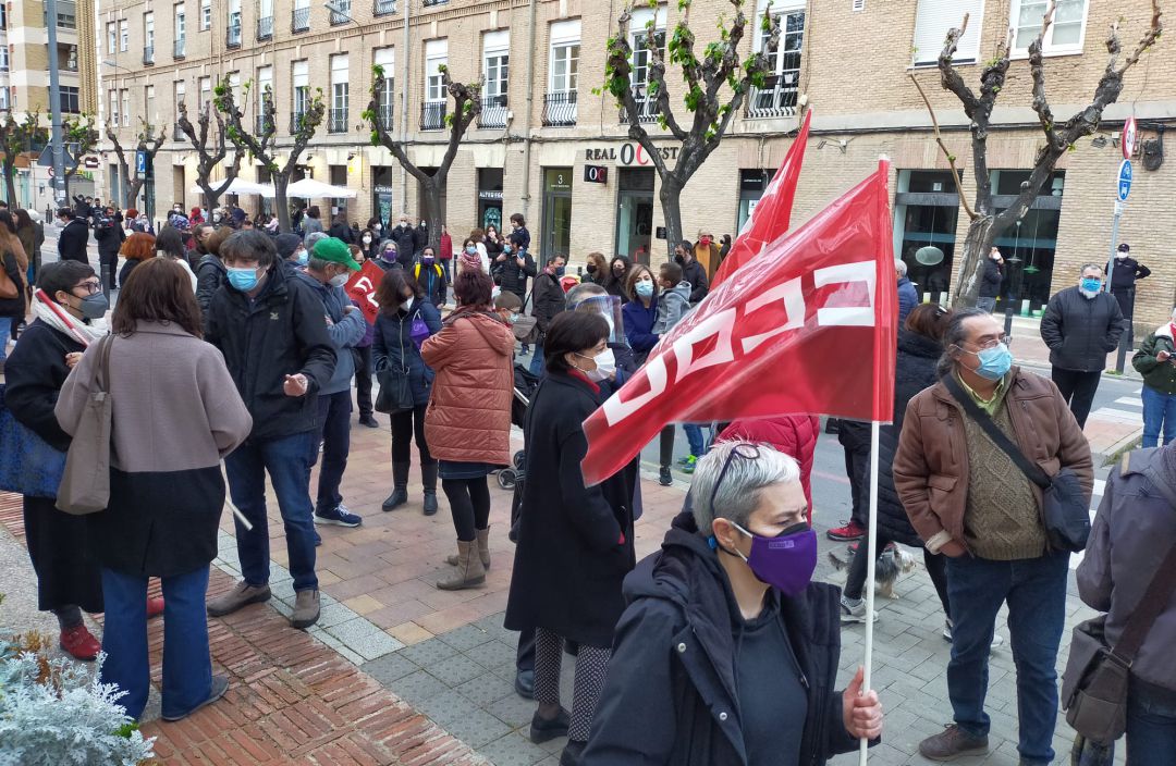 Un centenar de personas se manifiestan contra la intención de dar la consejería de Educación a Vox Un centenar de personas se manifiestan contra la intención de dar la consejería de Educación a Vox