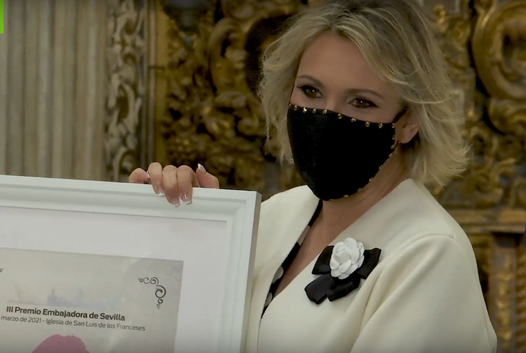 Ainhoa Areteta recibiendo el premio Embajadora de Sevilla en San Luis de los Franceses Ainhoa Areteta recibiendo el premio Embajadora de Sevilla en San Luis de los Franceses
