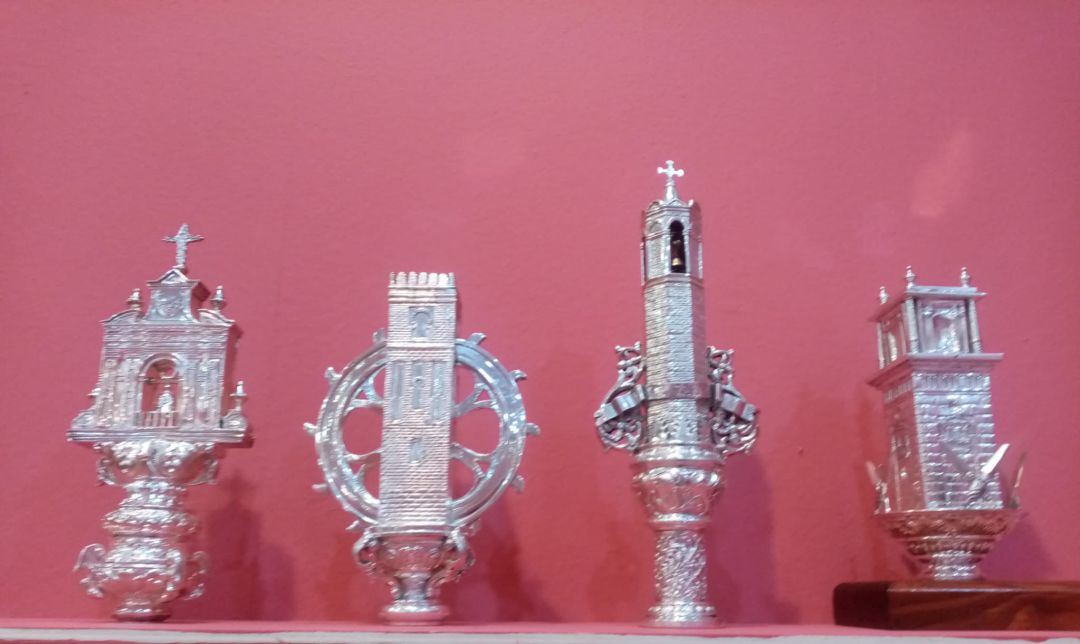 De izquierda a derecha, espadaña del Convento de San Antonio de Padua, remate del asta del Banderín Franciscano del Buen Fin; la torre de Santa Catalina, del Banderín de la Juventud de La Exaltación; la torre de la Capilla del Hospital de San Lázaro, de la Bandera del Cristo de la Humildad y Paciencia de la Sagrada Cena; y la torre de San Bartolomé, remate de la Bandera homónima de la Hermandad de Las Aguas De izquierda a derecha, espadaña del Convento de San Antonio de Padua, remate del asta del Banderín Franciscano del Buen Fin; la torre de Santa Catalina, del Banderín de la Juventud de La Exaltación; la torre de la Capilla del Hospital de San Lázaro, de la Bandera del Cristo de la Humildad y Paciencia de la Sagrada Cena; y la torre de San Bartolomé, remate de la Bandera homónima de la Hermandad de Las Aguas