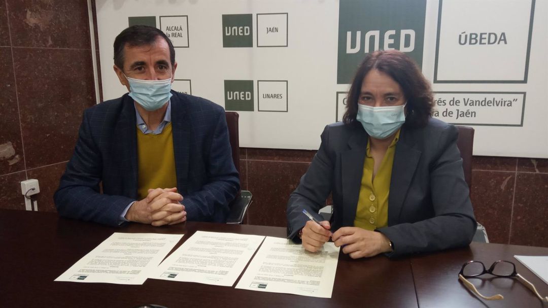 La directora de la UNED en la provincia, María Luisa Grande junto a Nicolás Berlanga, desde la Fundación 'Huerta de San Antonio' La directora de la UNED en la provincia, María Luisa Grande junto a Nicolás Berlanga, desde la Fundación 'Huerta de San Antonio'