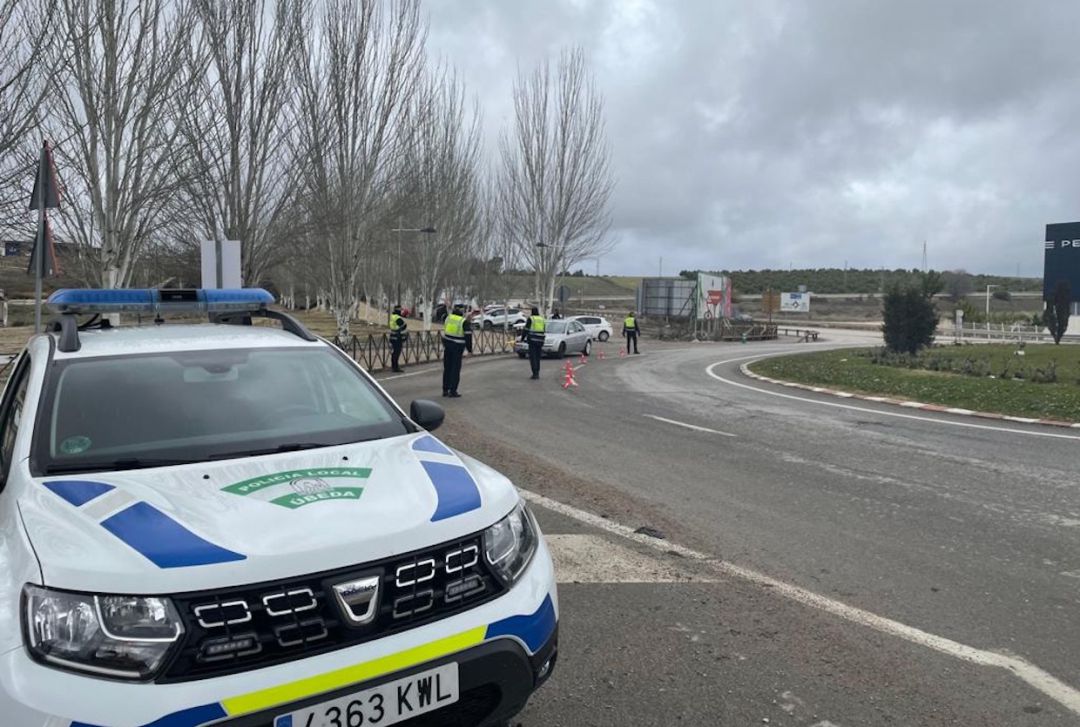 Vehículo de Policía Local estacionado en una glorieta en la que agentes realizan controles Vehículo de Policía Local estacionado en una glorieta en la que agentes realizan controles