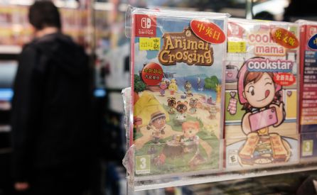 Una copia del videojuego Animal Crossing: New Horizons en un centro comercial. Una copia del videojuego Animal Crossing: New Horizons en un centro comercial.
