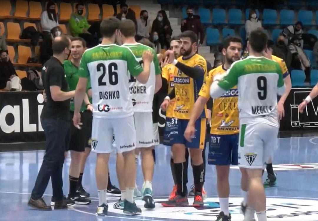 Imagen del encuentro al término con el saludo entre jugadores de ambos equipos. Imagen del encuentro al término con el saludo entre jugadores de ambos equipos.