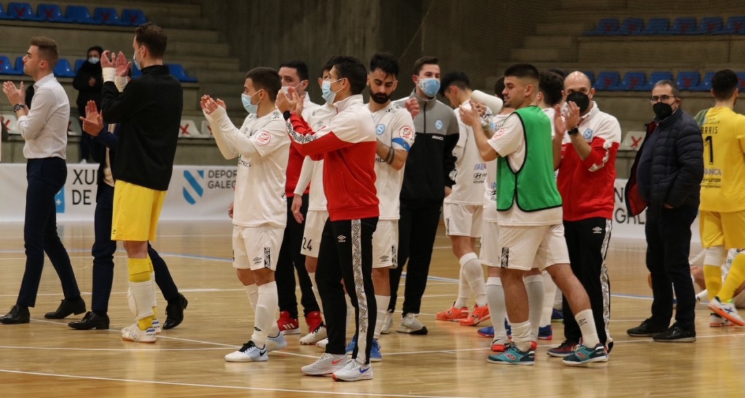 Los integrantes del JERUBEX Santiago Futsal agradecen el apoyo del público a la conclusión del partido Los integrantes del JERUBEX Santiago Futsal agradecen el apoyo del público a la conclusión del partido