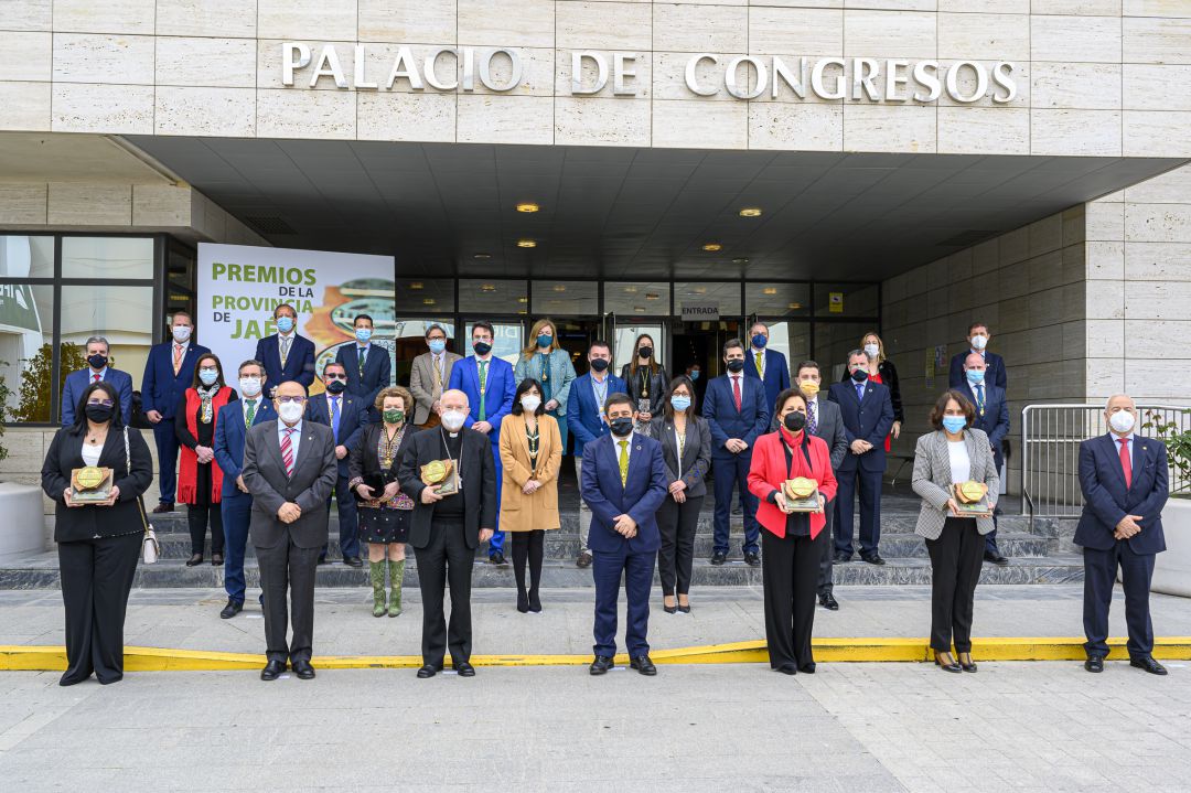 Foto de familia con todos los premiados, en primera fila, miembros de la corporación provincial e invitados Foto de familia con todos los premiados, en primera fila, miembros de la corporación provincial e invitados