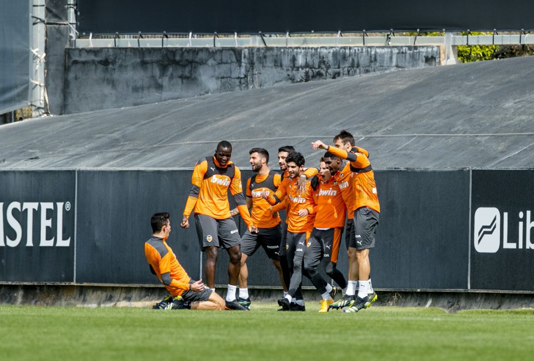 Entrenamiento del Valencia, antes de recibir al Granada. Entrenamiento del Valencia, antes de recibir al Granada.