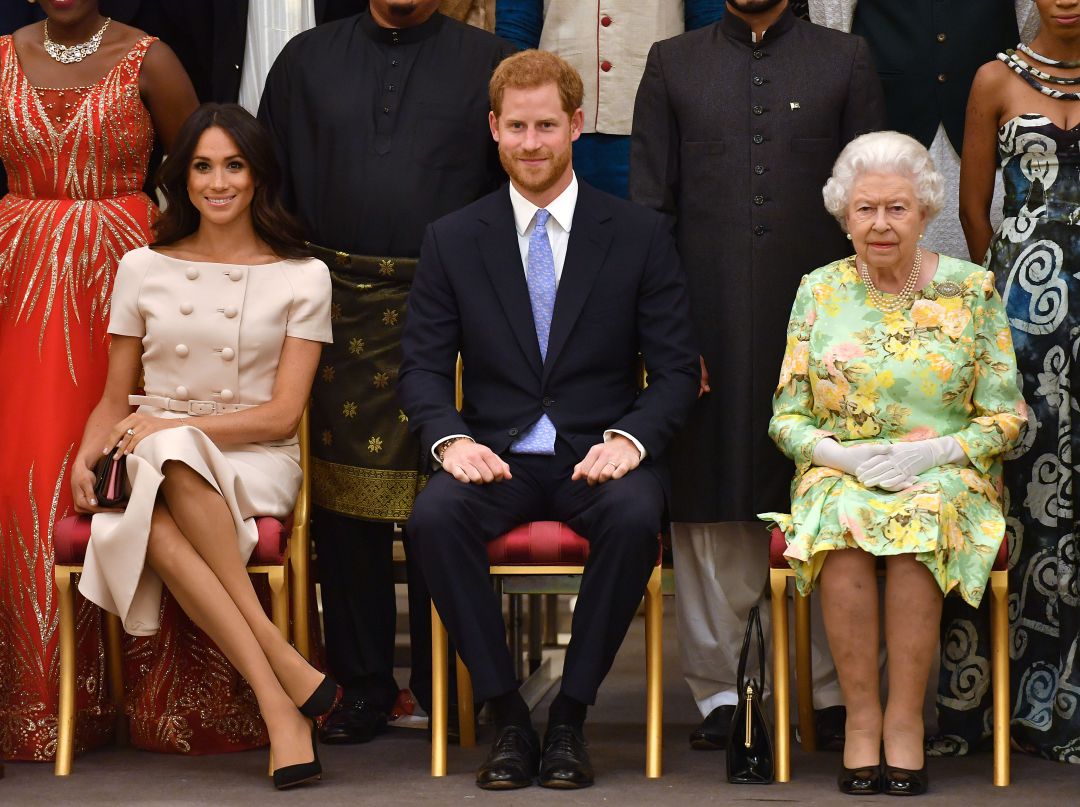 De izquierda a derecha, Meghan Markle, el príncipe Enrique y la reina Isabel II en una foto de archivo De izquierda a derecha, Meghan Markle, el príncipe Enrique y la reina Isabel II en una foto de archivo