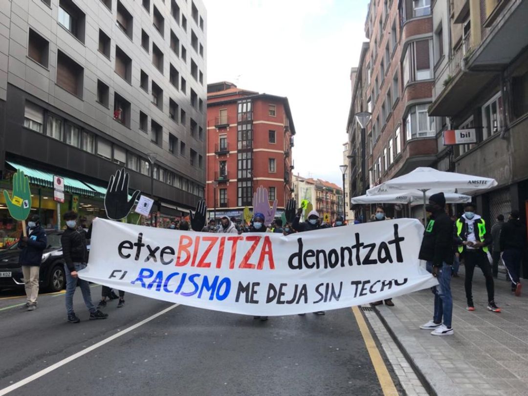 Entre gritos de "fuera el racismo de nuestros barrios", la manifestación ha partido pasado el mediodía de la plaza del Corazón de María Entre gritos de "fuera el racismo de nuestros barrios", la manifestación ha partido pasado el mediodía de la plaza del Corazón de María
