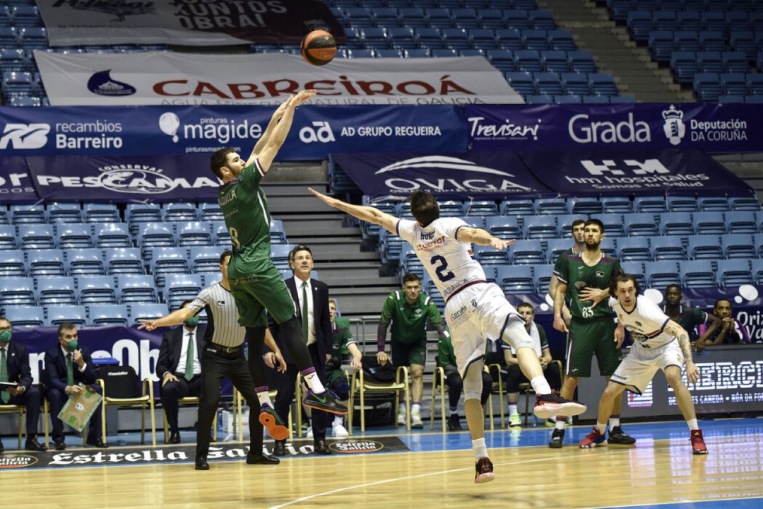 Instante en el que Darío Brizuela lanza el triple que daría el triunfo al Unicaja Instante en el que Darío Brizuela lanza el triple que daría el triunfo al Unicaja