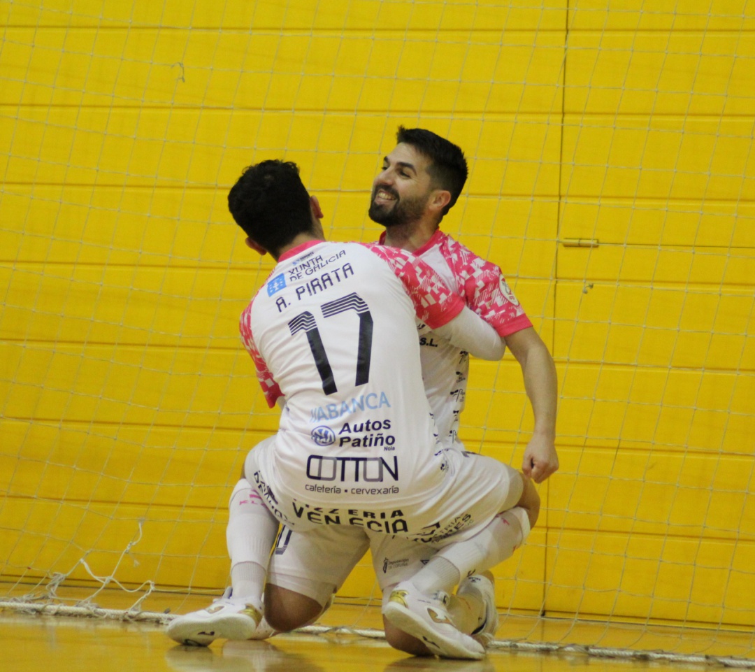 Pirata celebra con Javaloy uno de los goles marcados por éste último ante El Ejido Pirata celebra con Javaloy uno de los goles marcados por éste último ante El Ejido