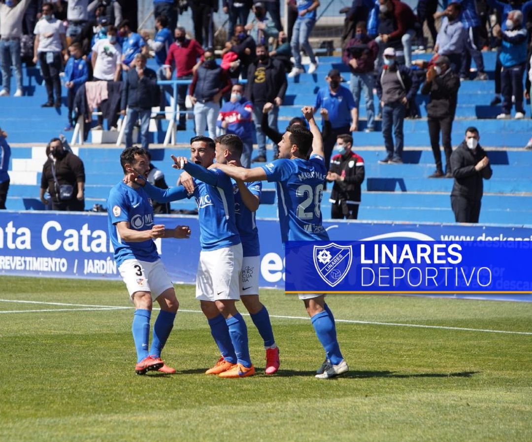 Hugo Díaz celebra el gol marcado al Lorca junto con sus compañeros Hugo Díaz celebra el gol marcado al Lorca junto con sus compañeros