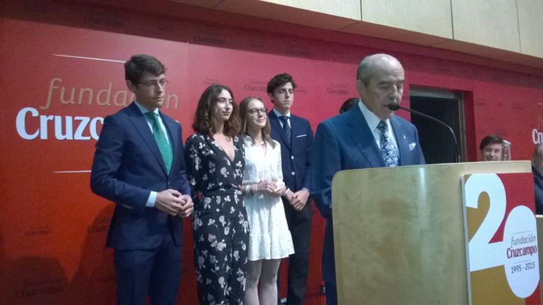 Juan Robles acompañado de sus nietos en el acto homenaje que recibió en Sevilla en 2016 Juan Robles acompañado de sus nietos en el acto homenaje que recibió en Sevilla en 2016