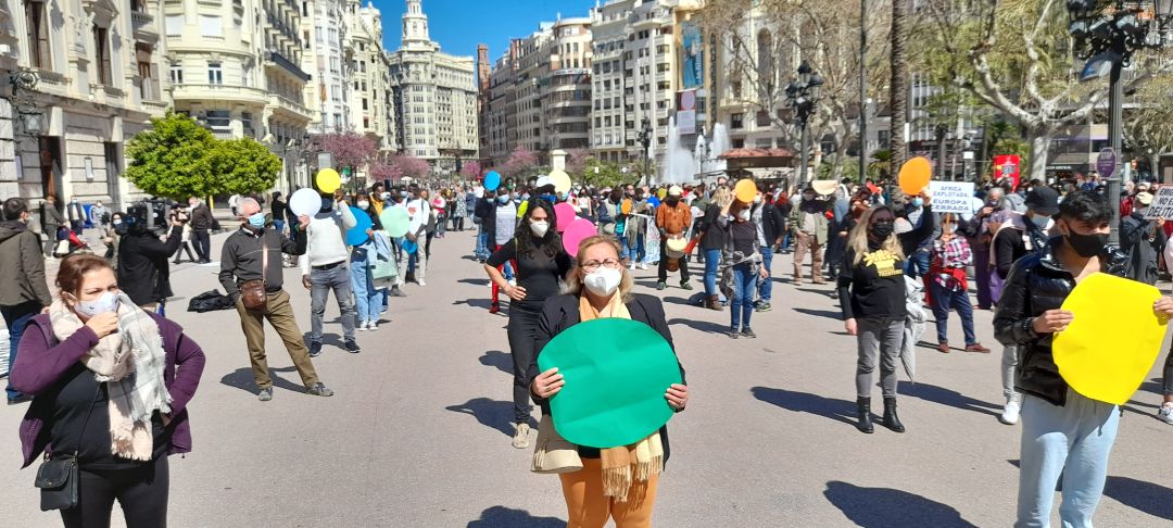 Alrededor de 500 personas, según los organizadores, se han concentrado este domingo en València para exigir el fin de las políticas racistas. Alrededor de 500 personas, según los organizadores, se han concentrado este domingo en València para exigir el fin de las políticas racistas.