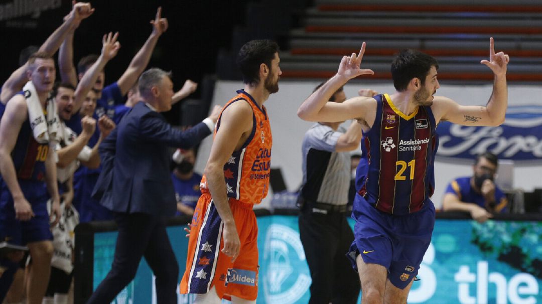 El Barça se impone en La Fonteta con exhibición de Abrines El Barça se impone en La Fonteta con exhibición de Abrines