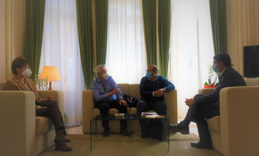 José Manuel Caballero (derecha) preside la reunión con Manuel Lorenzo Villar, presidente de la Coordinadora de ONGD de Castilla-La Mancha José Manuel Caballero (derecha) preside la reunión con Manuel Lorenzo Villar, presidente de la Coordinadora de ONGD de Castilla-La Mancha