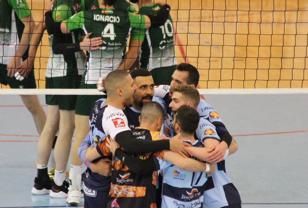 Los jugadores celestes celebran un punto ante Unicaja Almería. Los jugadores celestes celebran un punto ante Unicaja Almería.