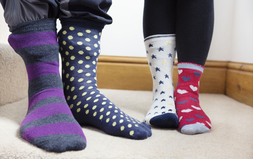 Niños con calcetines desparejados. Niños con calcetines desparejados.