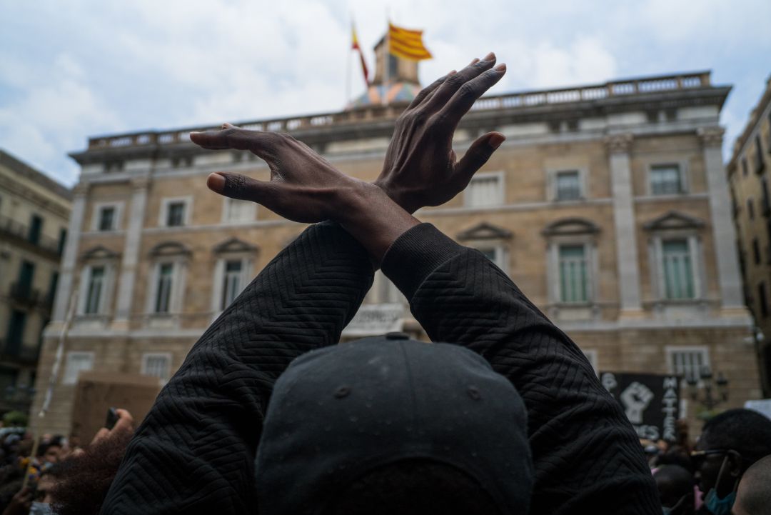 Una persona cruza los brazos durante una concentración en Plaza de Sant Jaume de Barcelona contra el racismo en junio de 2020 (Archivo) Una persona cruza los brazos durante una concentración en Plaza de Sant Jaume de Barcelona contra el racismo en junio de 2020 (Archivo)