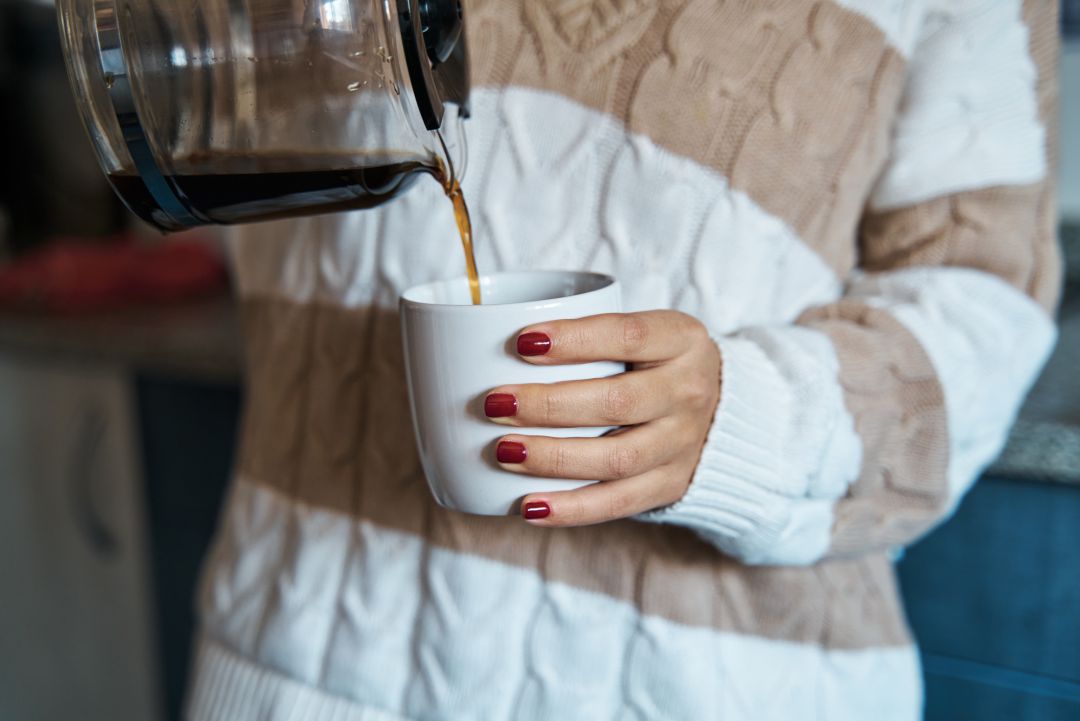 La mayoría de recomendaciones establecen que dosis bajas y moderadas de cafeína pueden ayudarnos a mejorar los niveles de activación sin consecuencias La mayoría de recomendaciones establecen que dosis bajas y moderadas de cafeína pueden ayudarnos a mejorar los niveles de activación sin consecuencias