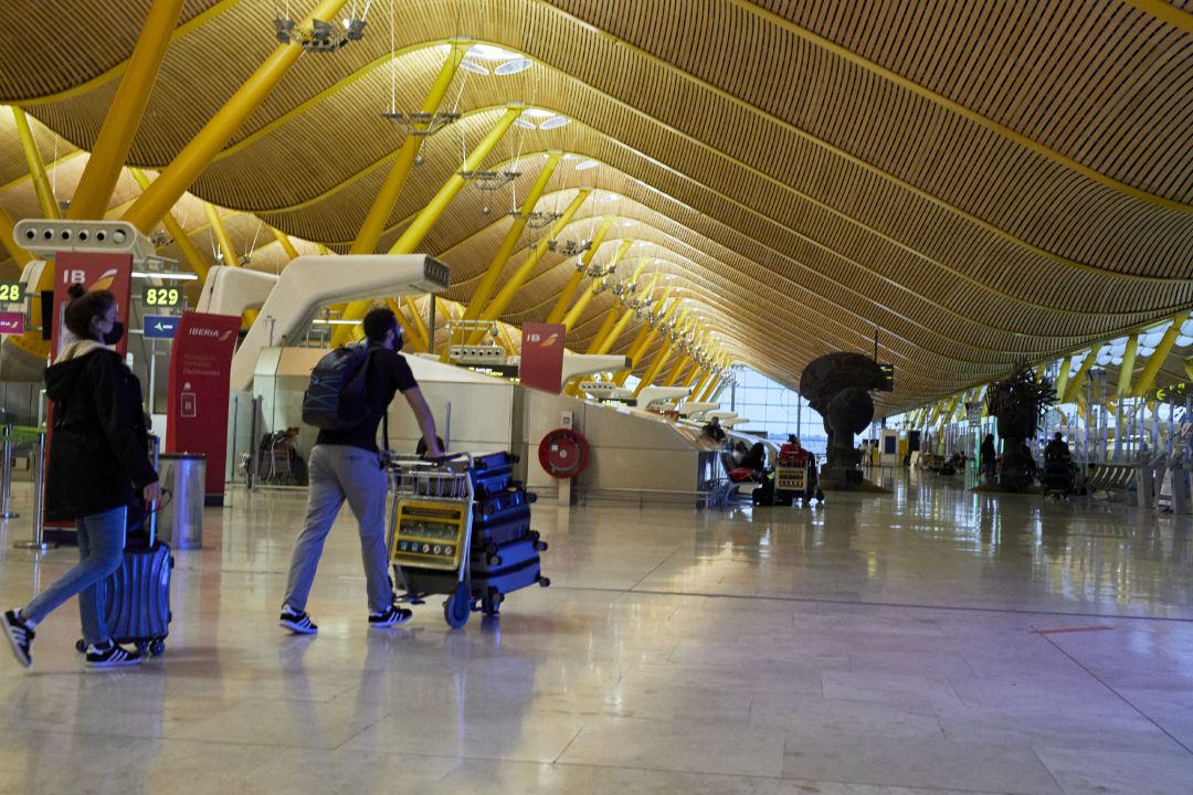 Interior de la terminal T4 del Aeropuerto Adolfo Suárez Madrid-Barajas Interior de la terminal T4 del Aeropuerto Adolfo Suárez Madrid-Barajas