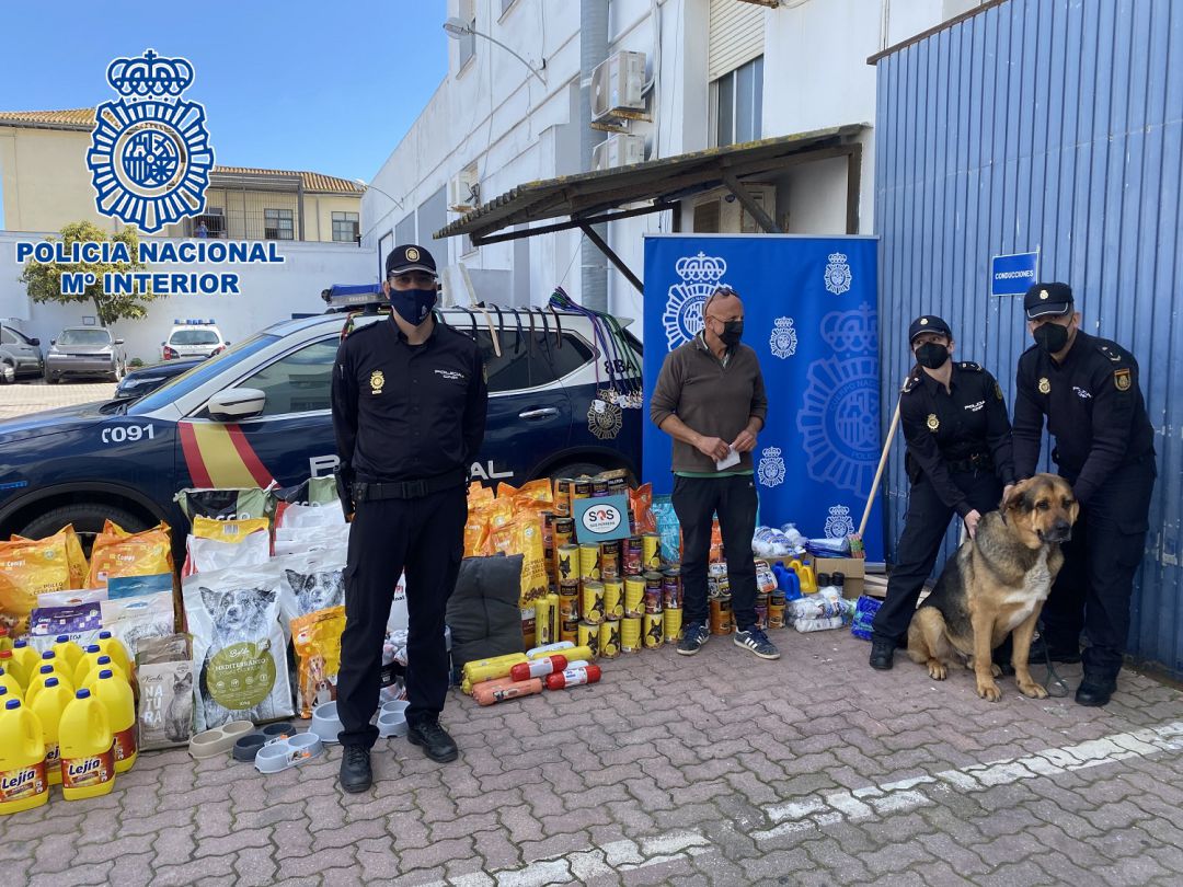 Entrega de material por la Policía. Entrega de material por la Policía.
