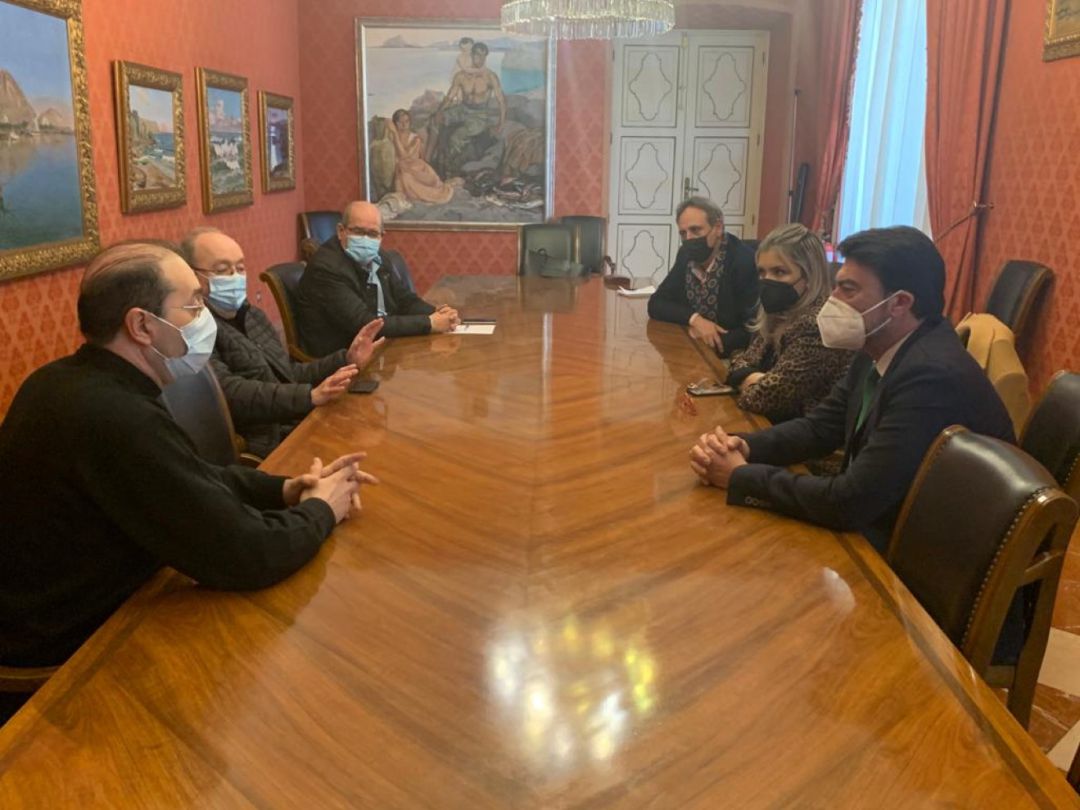 Un momento de la reunión mantenida entre el equipo de gobierno y el Cabildo de Santa Faz Un momento de la reunión mantenida entre el equipo de gobierno y el Cabildo de Santa Faz