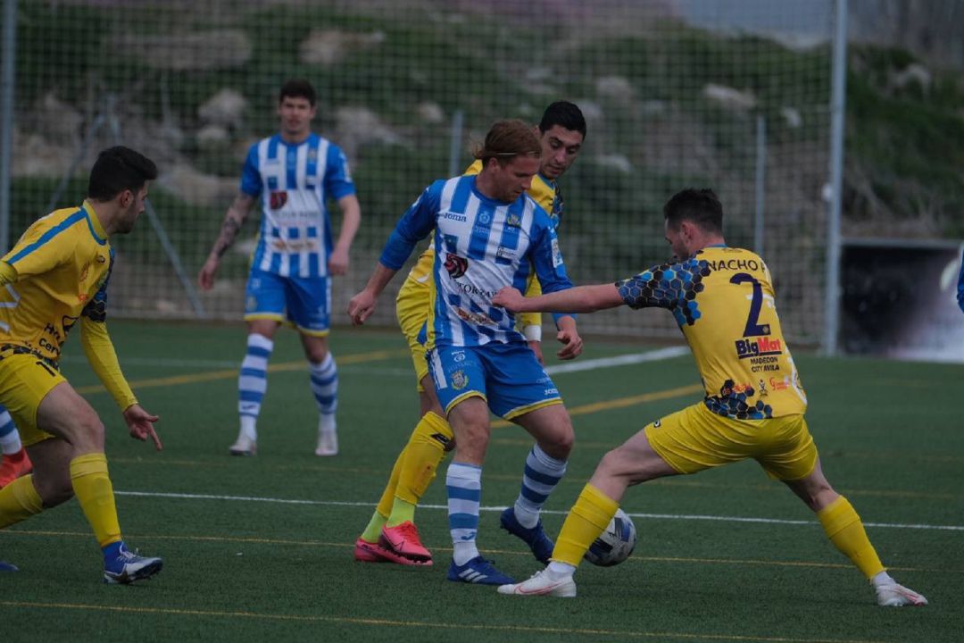 Peli (centro) intenta zafarse de la presión de dos rivales en el duelo ante el Diocesanos de este pasado sábado. Peli (centro) intenta zafarse de la presión de dos rivales en el duelo ante el Diocesanos de este pasado sábado.