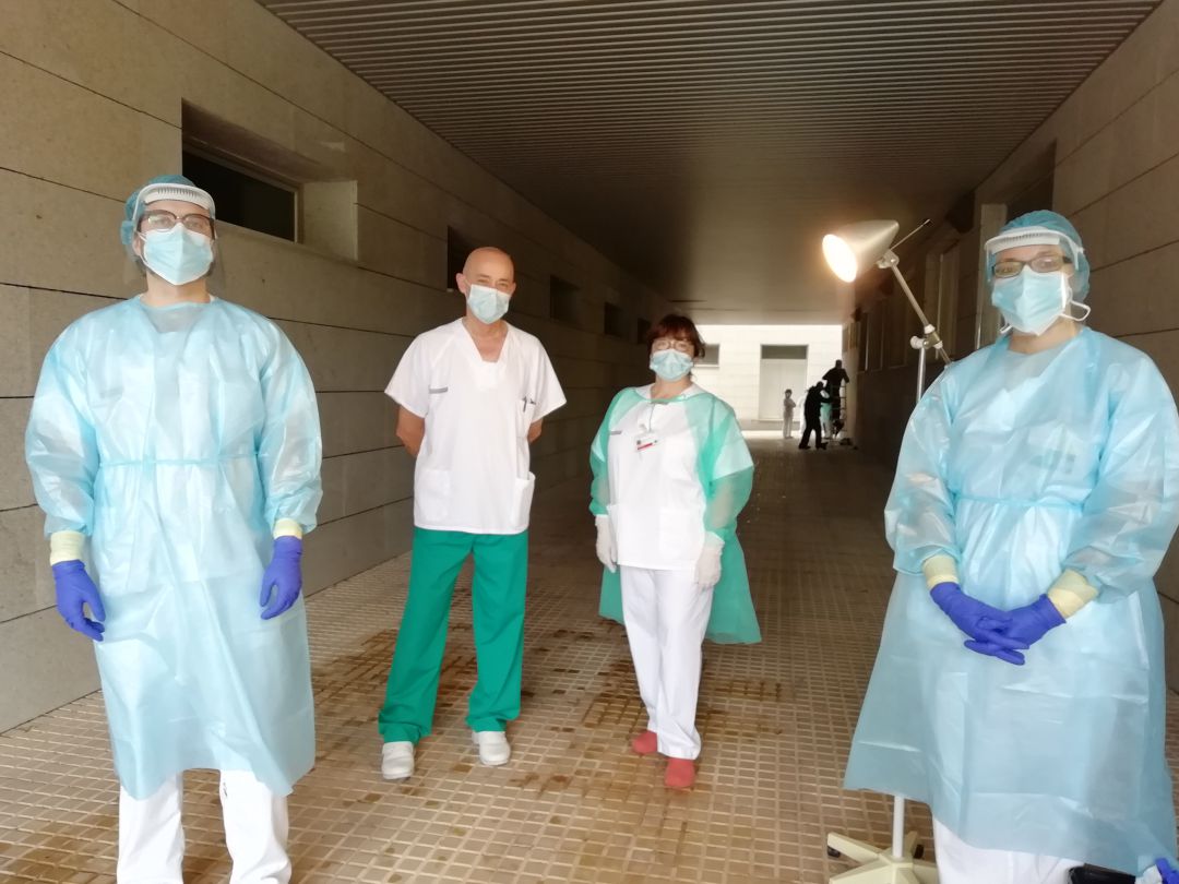 Personal sanitario durante la labor de realizar PCR Personal sanitario durante la labor de realizar PCR