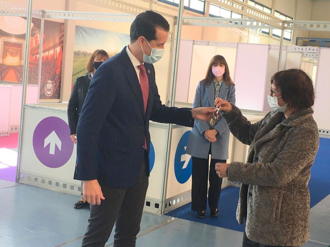 El Ayuntamiento Elda entregó la semana pasada las llaves de la Pista Azul al Departamento Salud Elda El Ayuntamiento Elda entregó la semana pasada las llaves de la Pista Azul al Departamento Salud Elda