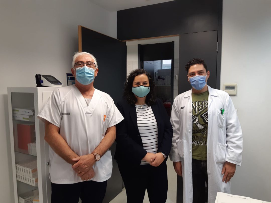 Imagen de archivo de la alcaldesa de Sax junto al coordinador y el rastreador del centros de salud Imagen de archivo de la alcaldesa de Sax junto al coordinador y el rastreador del centros de salud