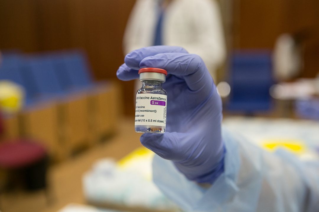 Una profesional sanitaria sostiene un vial de la vacuna AstraZeneca contra la COVID-19. Una profesional sanitaria sostiene un vial de la vacuna AstraZeneca contra la COVID-19.