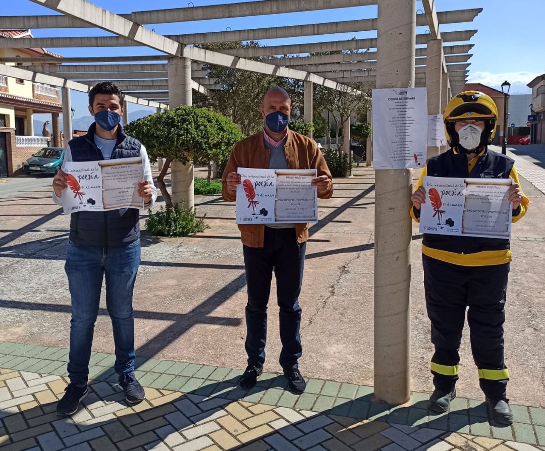 El alcalde de Otura, el concejal de Cultura y Esther Ruiz, la cartera de Otura, presentan el 'Paseo Poético' en la Plaza Rafael Alberti El alcalde de Otura, el concejal de Cultura y Esther Ruiz, la cartera de Otura, presentan el 'Paseo Poético' en la Plaza Rafael Alberti
