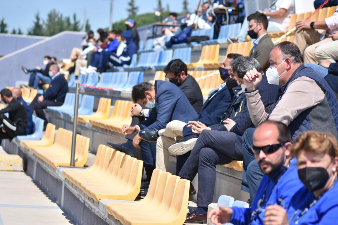 El presidente del Recreativo de Huelva, Manolo Zambrano, junto a Carlos Hita en la Ciudad Deportiva del Cádiz. El presidente del Recreativo de Huelva, Manolo Zambrano, junto a Carlos Hita en la Ciudad Deportiva del Cádiz.