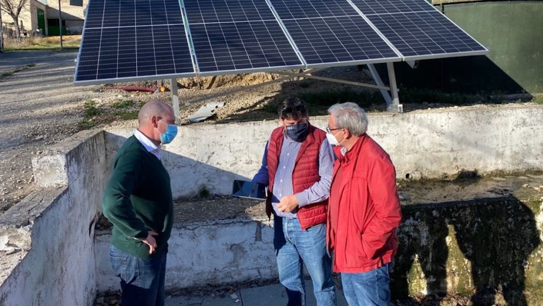 A la izquierda, el diputado de Servicios Municipales, José Luis Hidalgo, junto al alcalde de Santiago Pontones, Pascual González (derecha). A la izquierda, el diputado de Servicios Municipales, José Luis Hidalgo, junto al alcalde de Santiago Pontones, Pascual González (derecha).