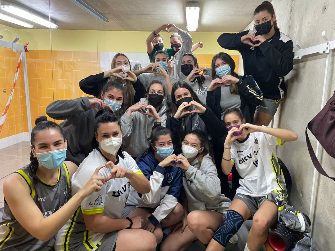 Las jugadoras celebran la victoria ante el líder Las jugadoras celebran la victoria ante el líder