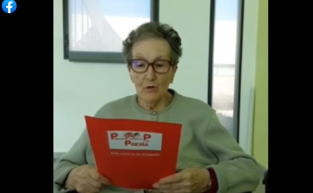 Una de las residentes leyendo un poema Una de las residentes leyendo un poema