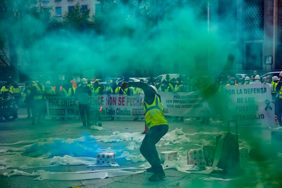 Trabajadores de la factoría pontevedresa de ENCE se concentran con chalecos amarillos, pancartas, tirando rollos de papel higiénico y rodeados de humo verde en las inmediaciones del Ministerio de Transición Ecológica en Madrid Trabajadores de la factoría pontevedresa de ENCE se concentran con chalecos amarillos, pancartas, tirando rollos de papel higiénico y rodeados de humo verde en las inmediaciones del Ministerio de Transición Ecológica en Madrid