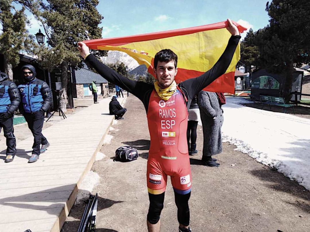 Hugo Ramos tras conseguir el campeonato del mundo de triatlón de invierno en Andorra Hugo Ramos tras conseguir el campeonato del mundo de triatlón de invierno en Andorra