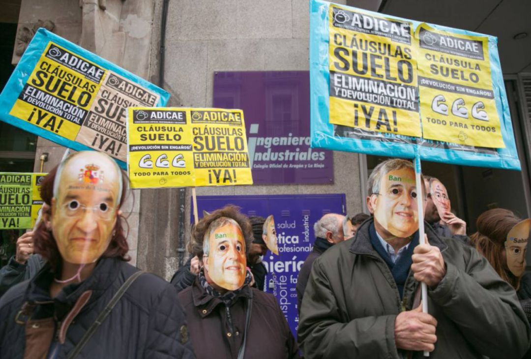 Manifestación de ADICAE con afectados por las cláusulas suelo en una imagen de archivo Manifestación de ADICAE con afectados por las cláusulas suelo en una imagen de archivo